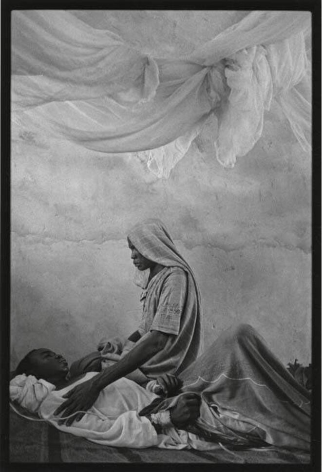 Darfour, 2004 – Une personne déplacée s’occupe de son fils, malade de l'hépatite E, à l'hôpital de Mornei. © James Nachtwey / Agence VII Darfour, 2004 – Une personne déplacée s’occupe de son fils, malade de l'hépatite E, à l'hôpital de Mornei. © James Nachtwey / Agence VII